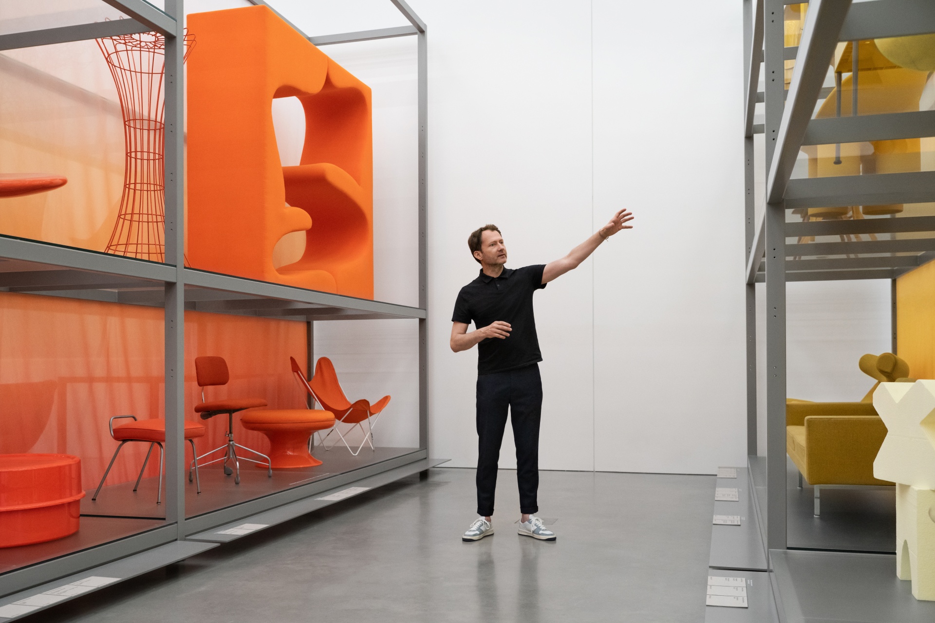 Mateo Kries staat voor de presentatie in de Vitra Schaudepot.