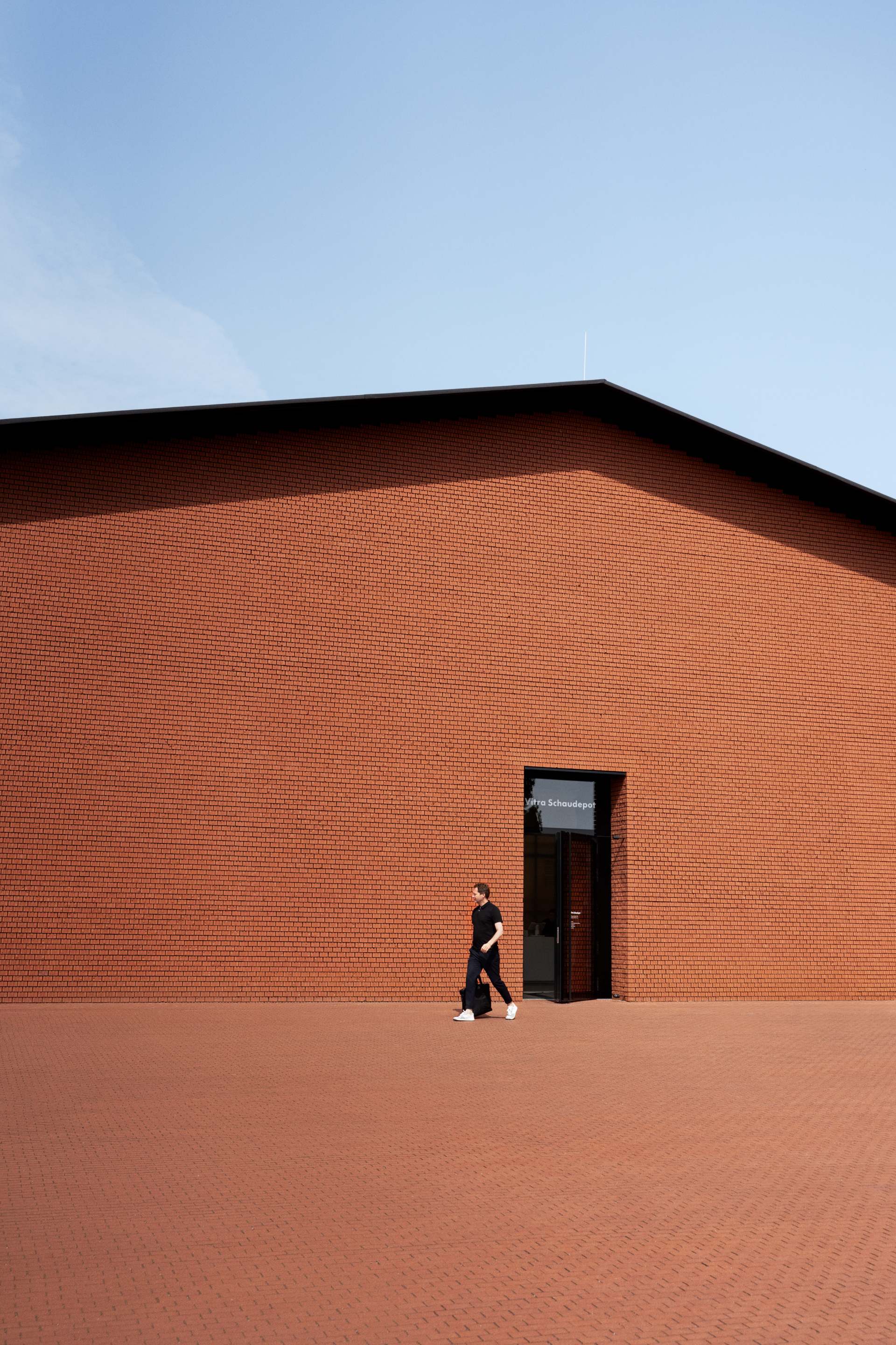 De baksteenrode Vitra Schaudepot.