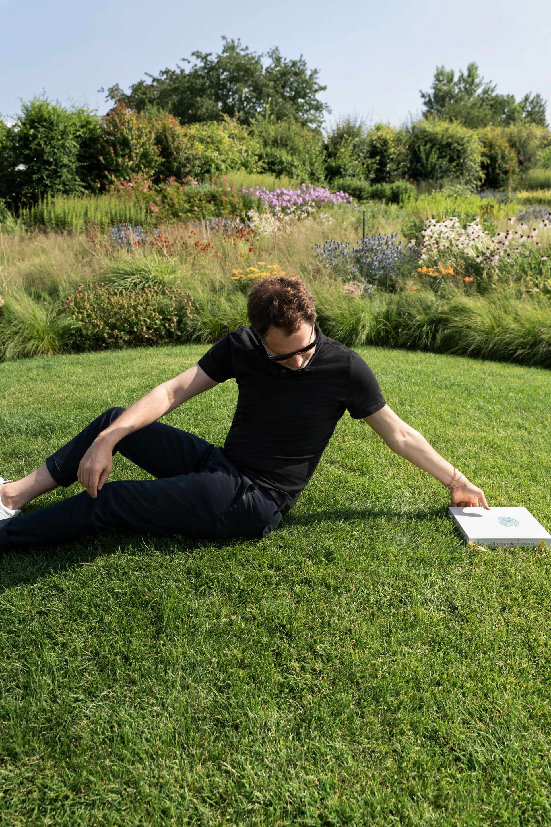 Mateo Kries in de tuin van Piet Oudolf op de Vitra Campus.