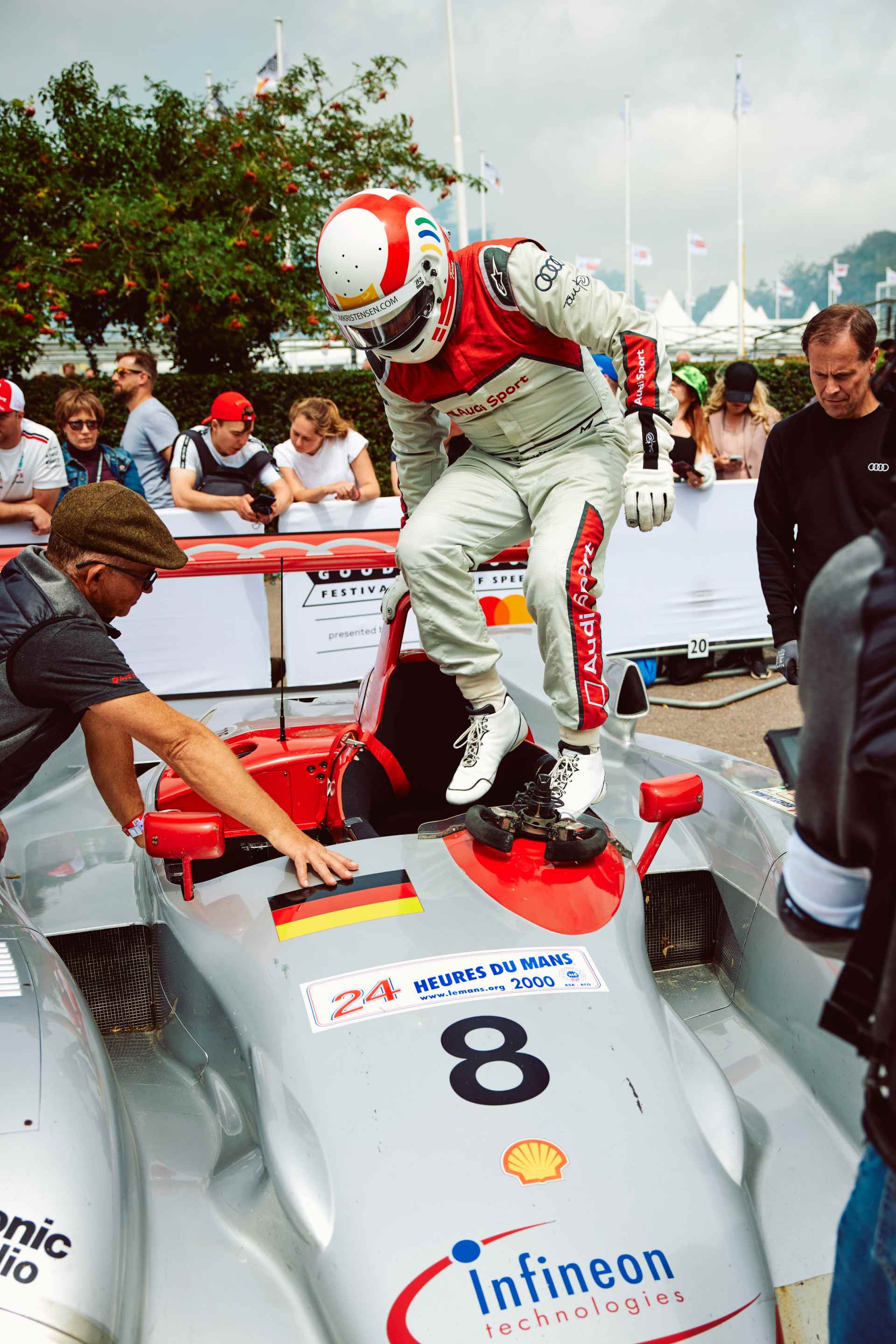 Tom Kristensen stapt tijdens Goodwood 2023 in de Audi R8 LMP1.