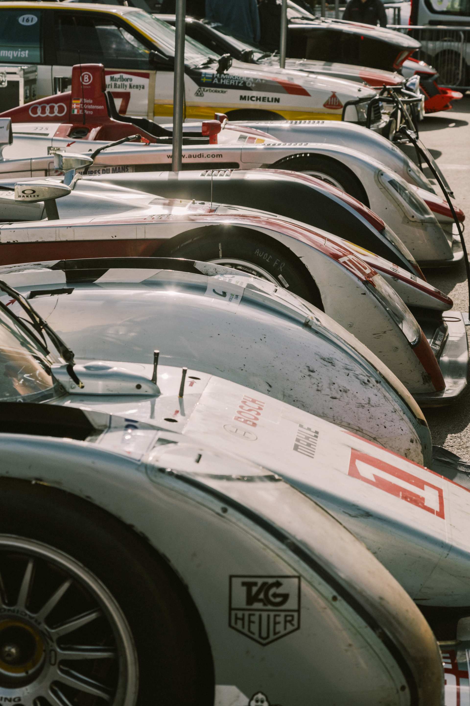 Diverse Audi Le Mans-racers en rallyauto’s in de paddock op Goodwood 2023.