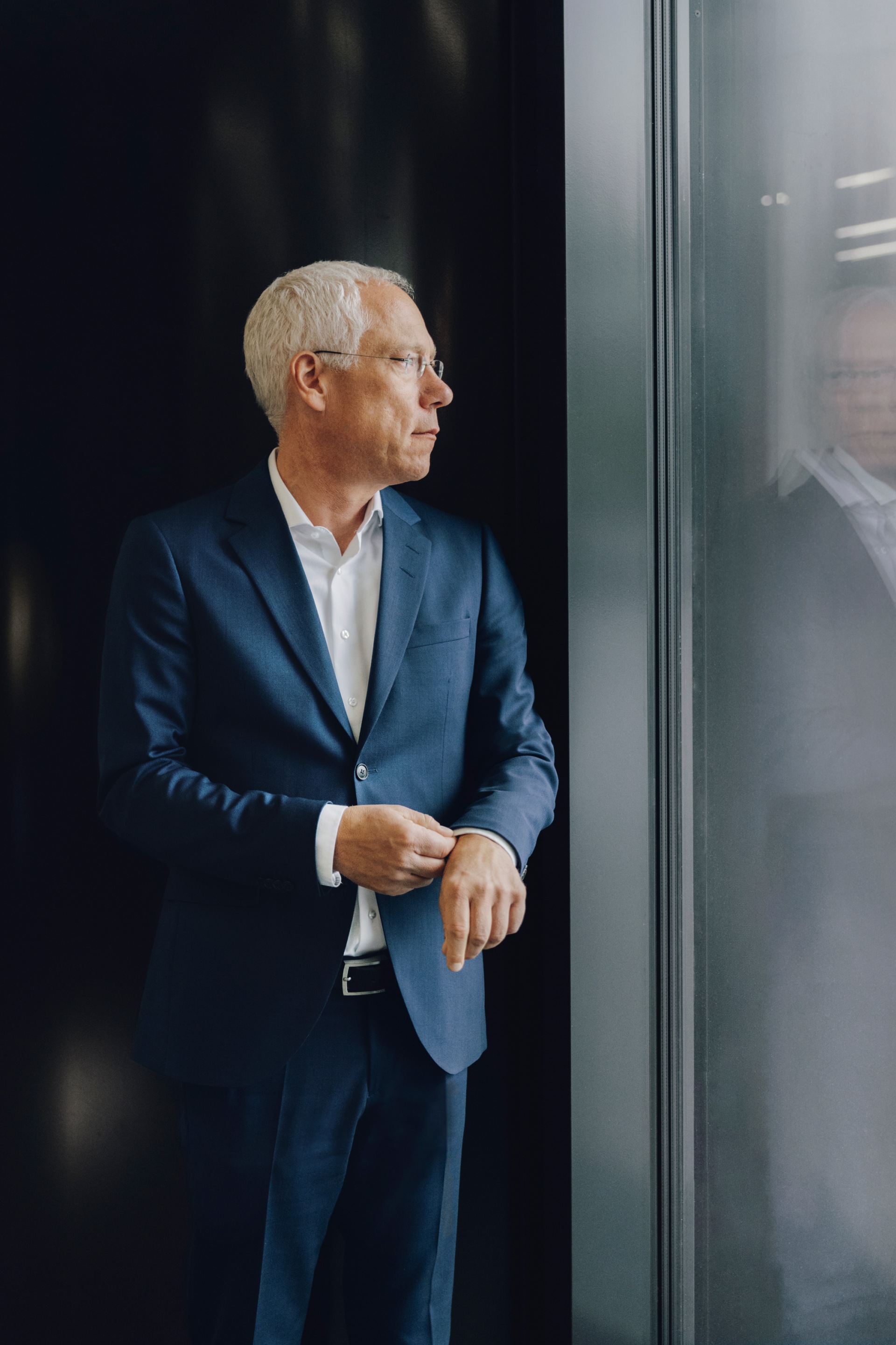 Peter Gladbach regarde par la fenêtre.