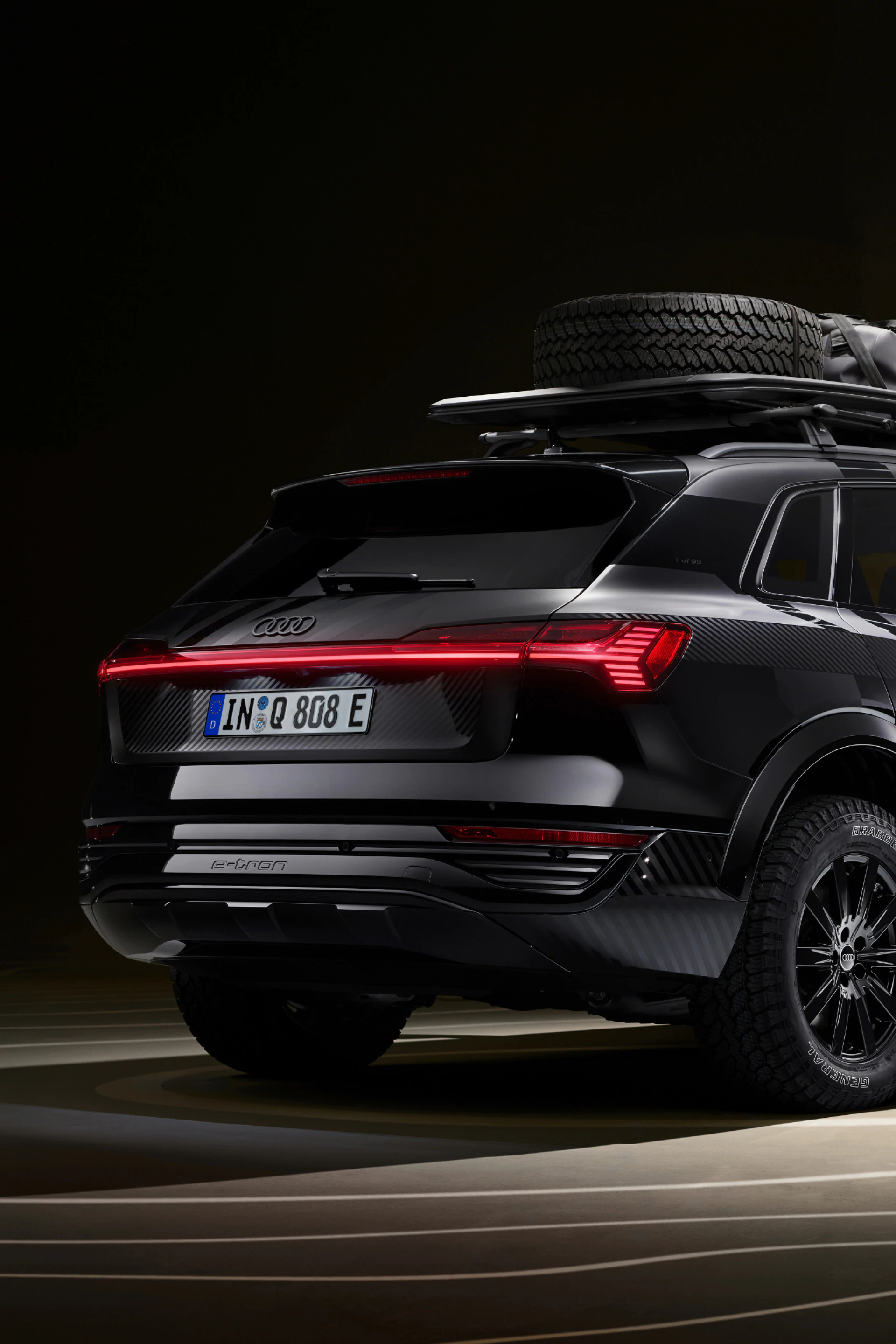 De Audi Q8 e-tron edition Dakar schuin van achteren.