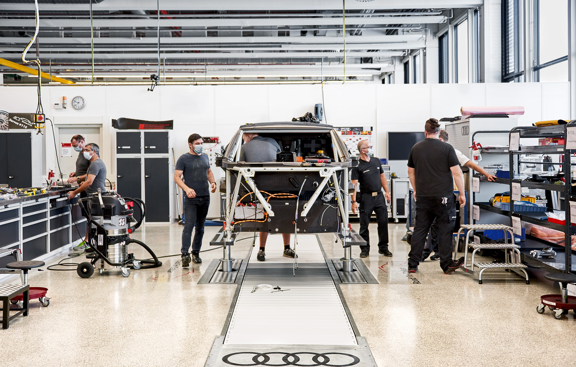 Audi Sport-medewerkers aan het werk.