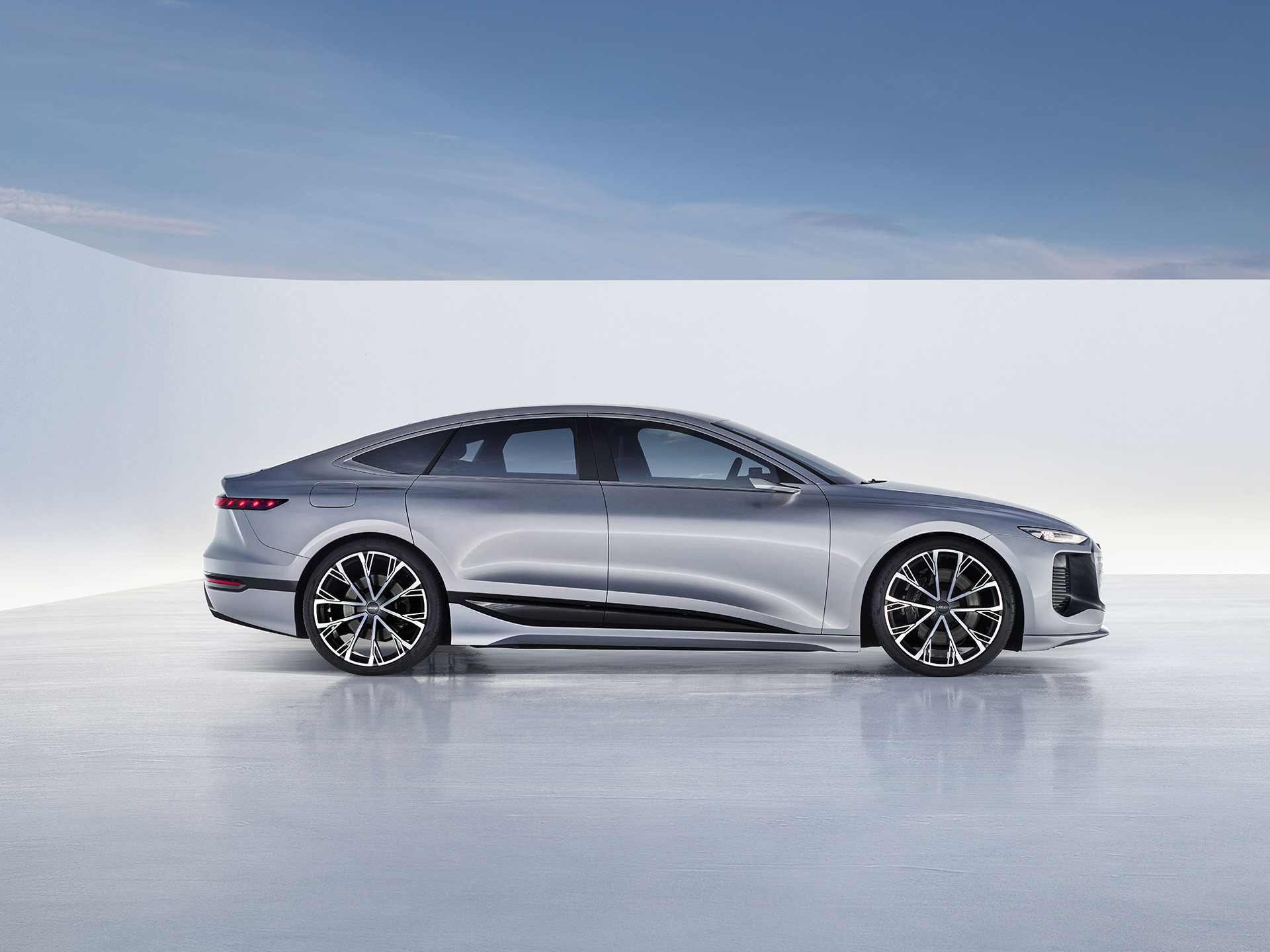 Vue latérale de l'Audi A6 e-tron concept.