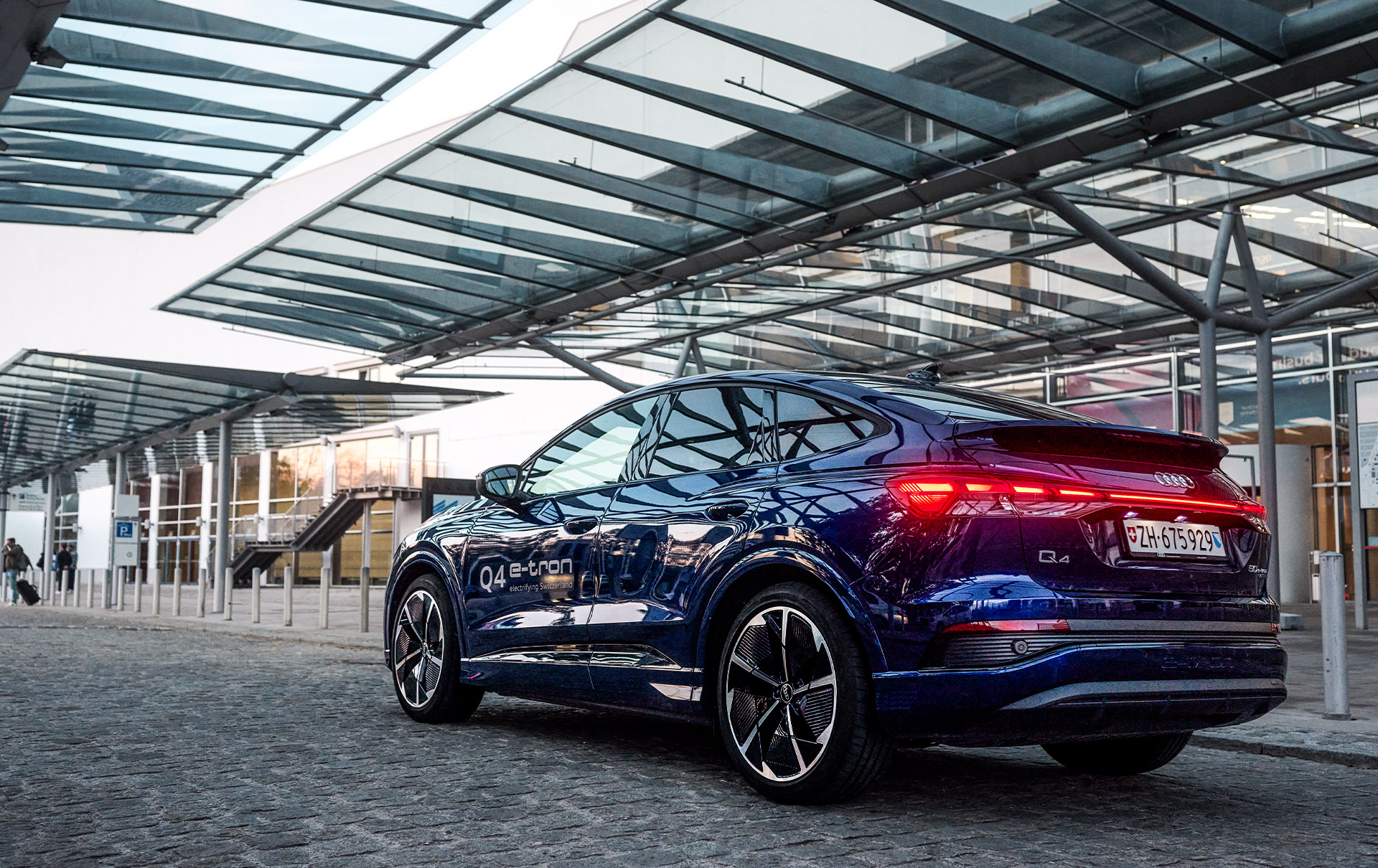  La batterie haute tension de l'Audi Q4 Sportback 50 e-tron quattro de Sunnie Groeneveld possède une capacité de 82 kWh. Elle peut être rechargée à 135 kW maximum. La combinaison incomparable de la performance et de la transmission quattro procure à la Suissesse un sentiment de sécurité au volant, quelle que soit la situation.