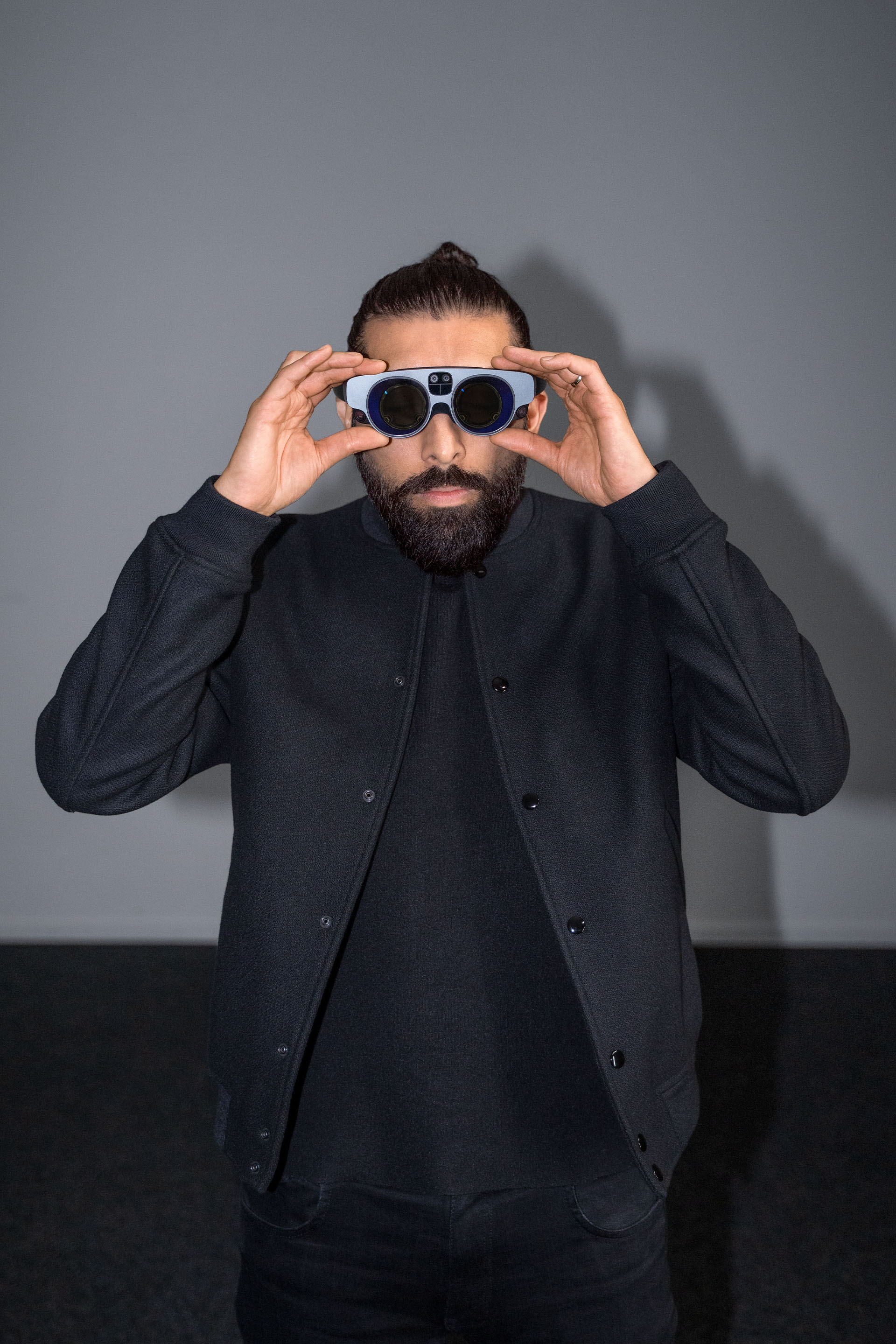 Portrait de Sid Odedra avec des lunettes de réalité augmentée.