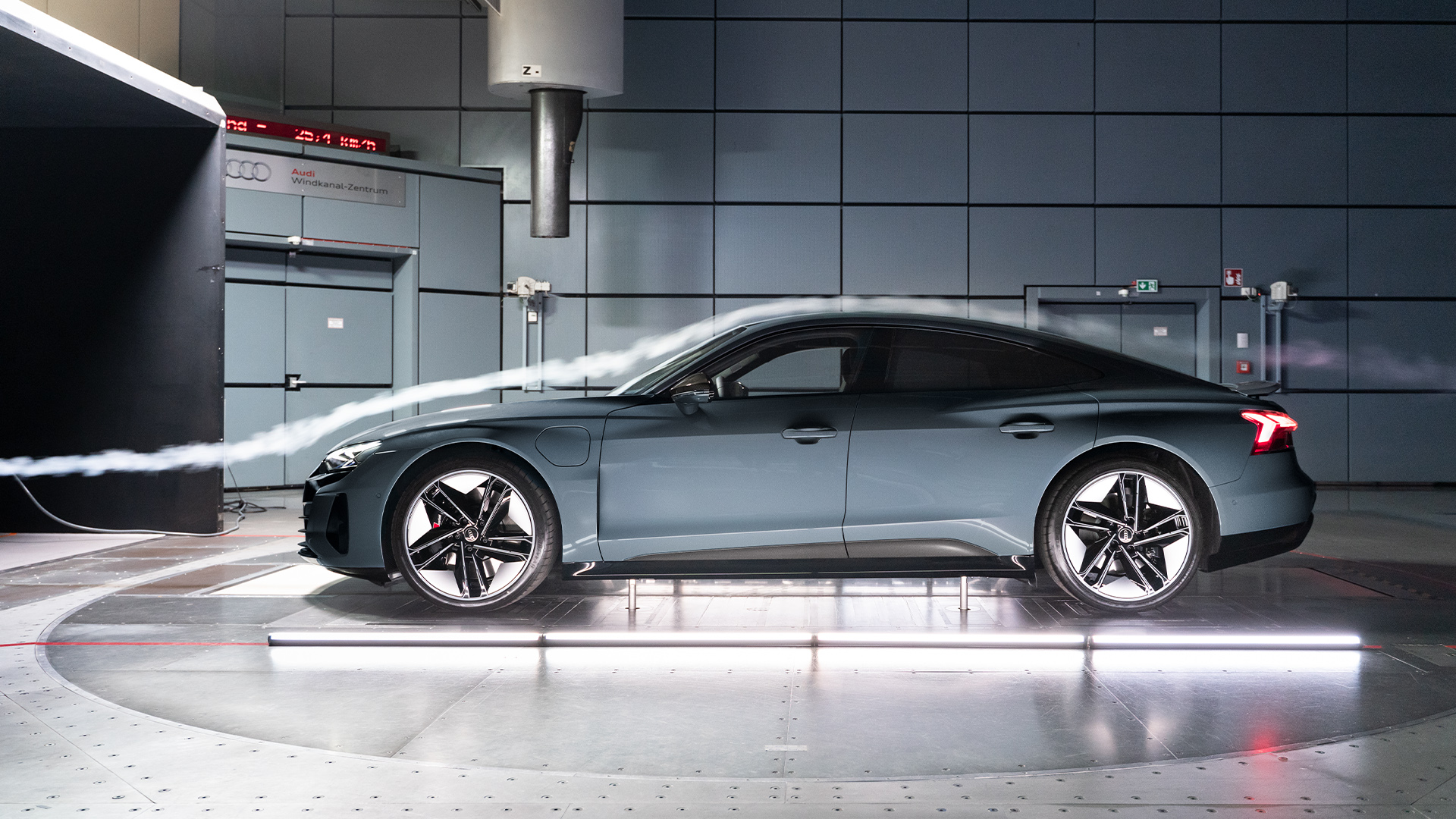 Zijaanzicht van de Audi RS e-tron GT in de windtunnel. 