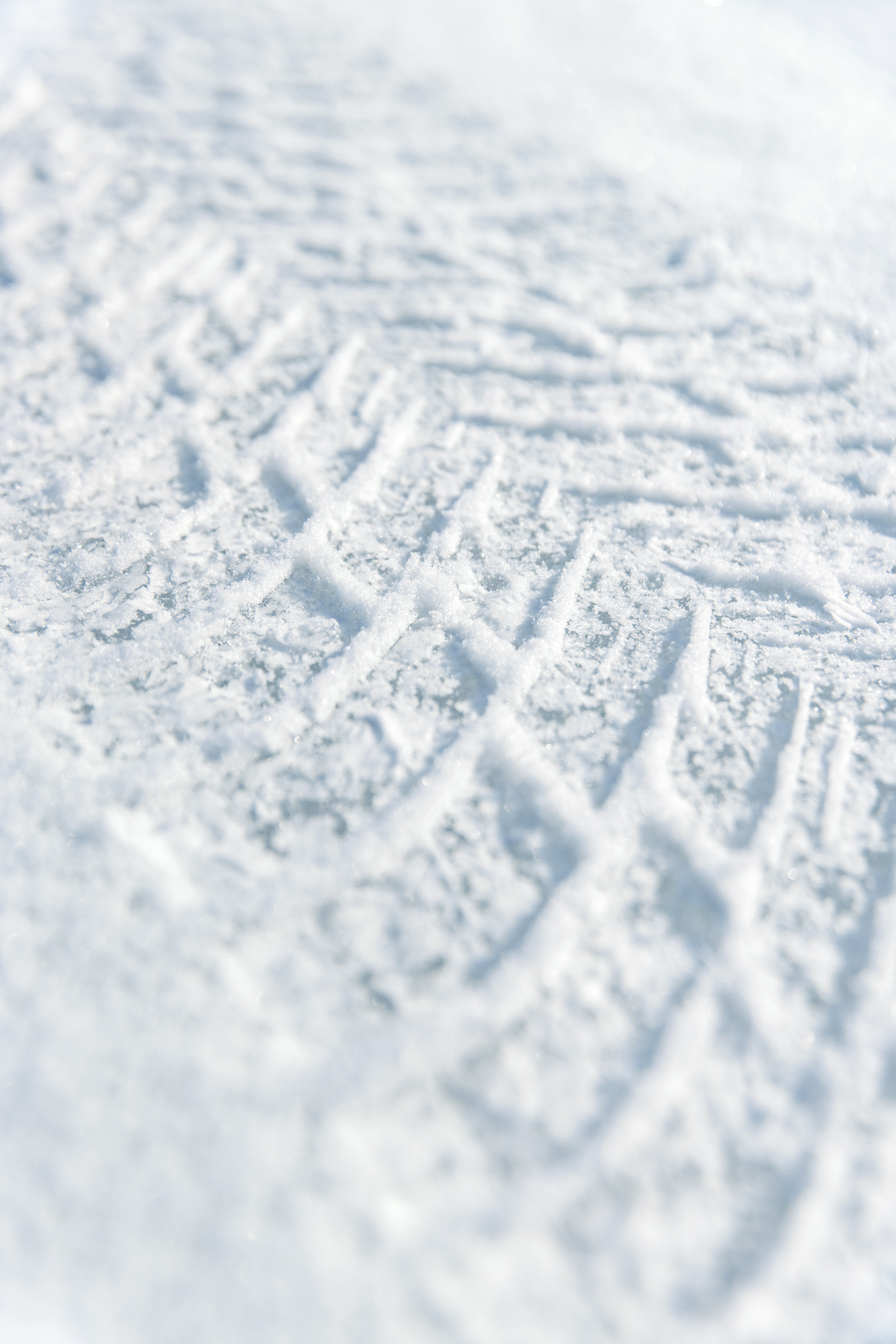 Bandensporen in de sneeuw.