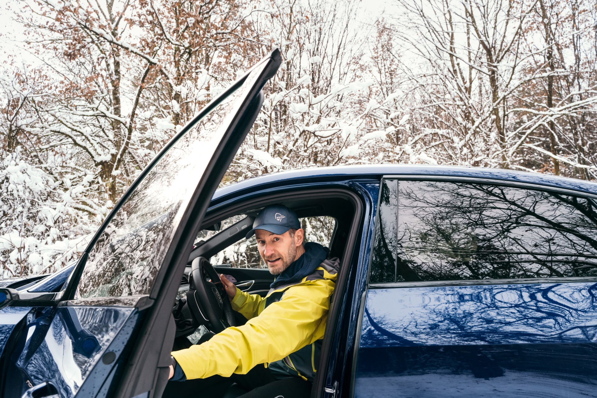 Portret van Sebastian Copeland in zijn Audi e-tron.