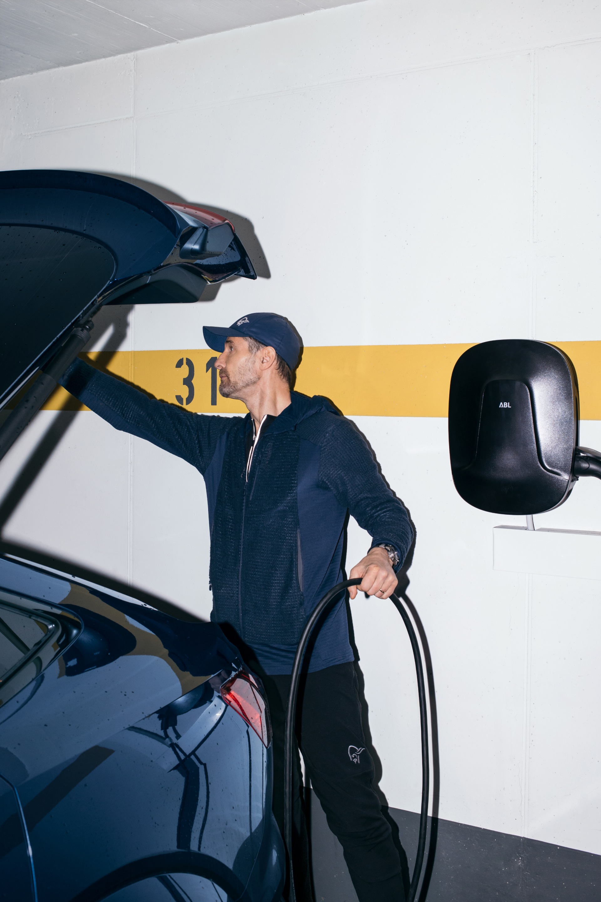 Copeland sluit zijn Audi e-tron aan op de wallbox in zijn garage.