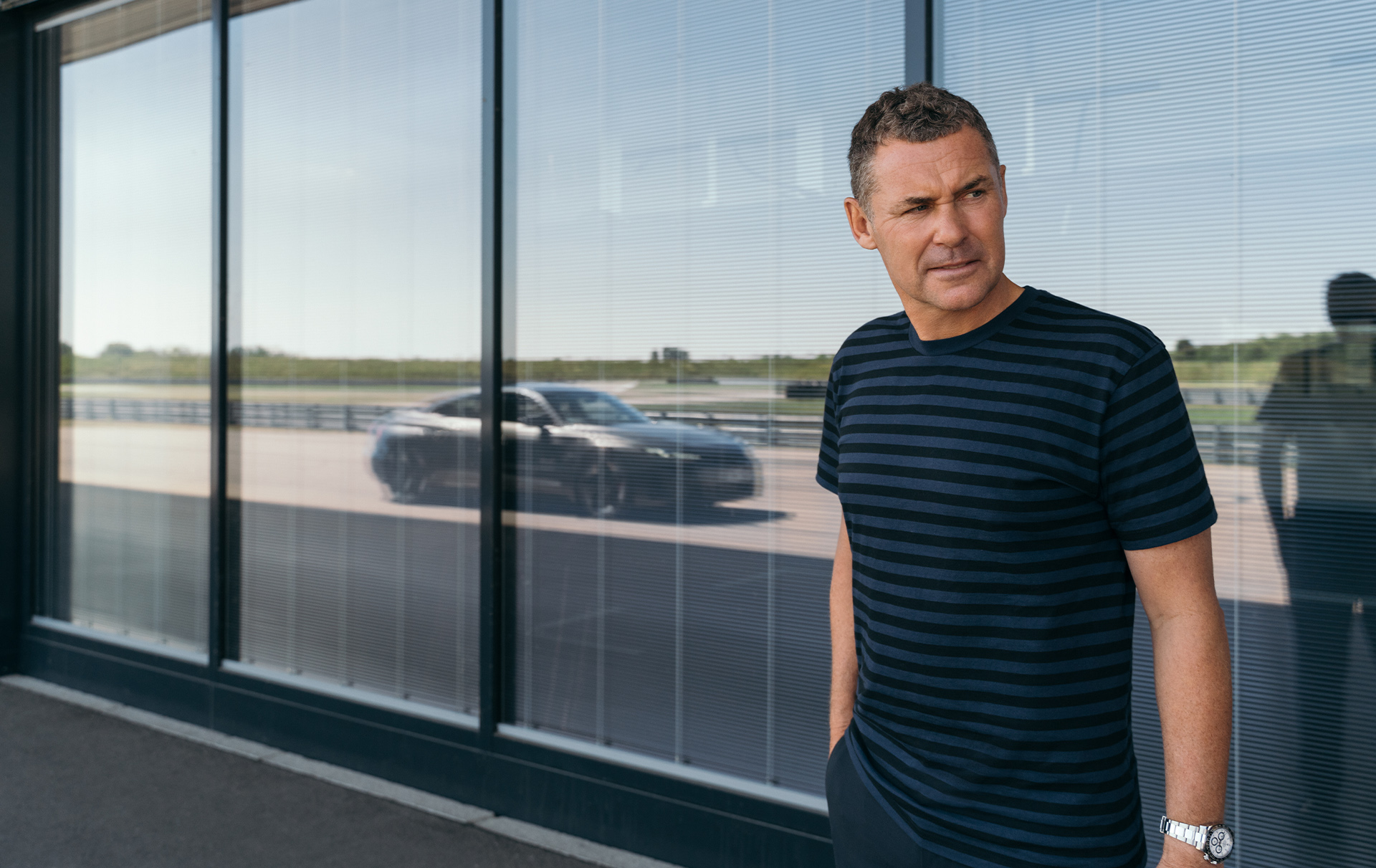 Portrait de Tom Kristensen devant un bâtiment de Neubourg-sur-le-Danube.