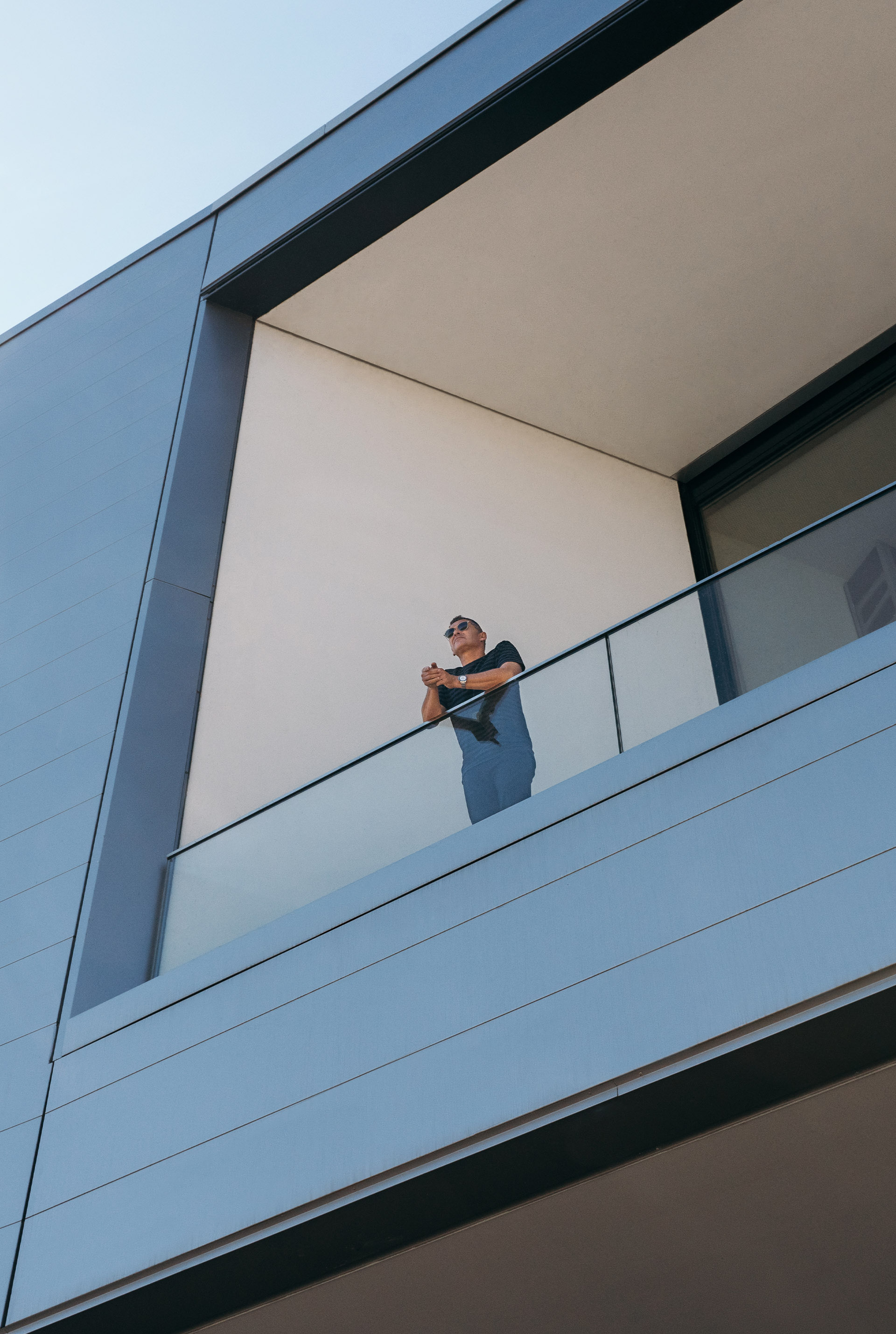 Tom Kristensen regarde le site depuis un balcon.