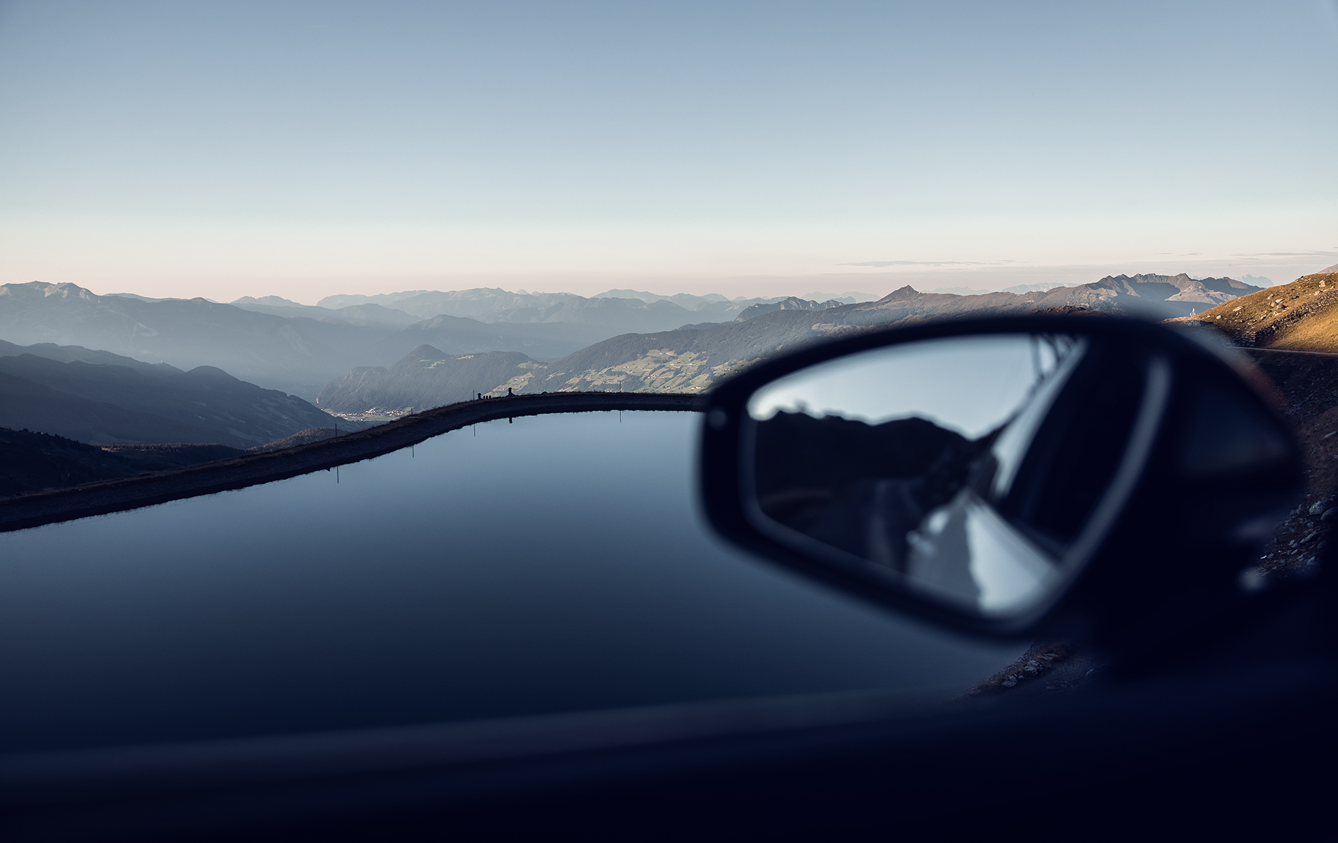 Uitzicht op een meer vanuit de auto.