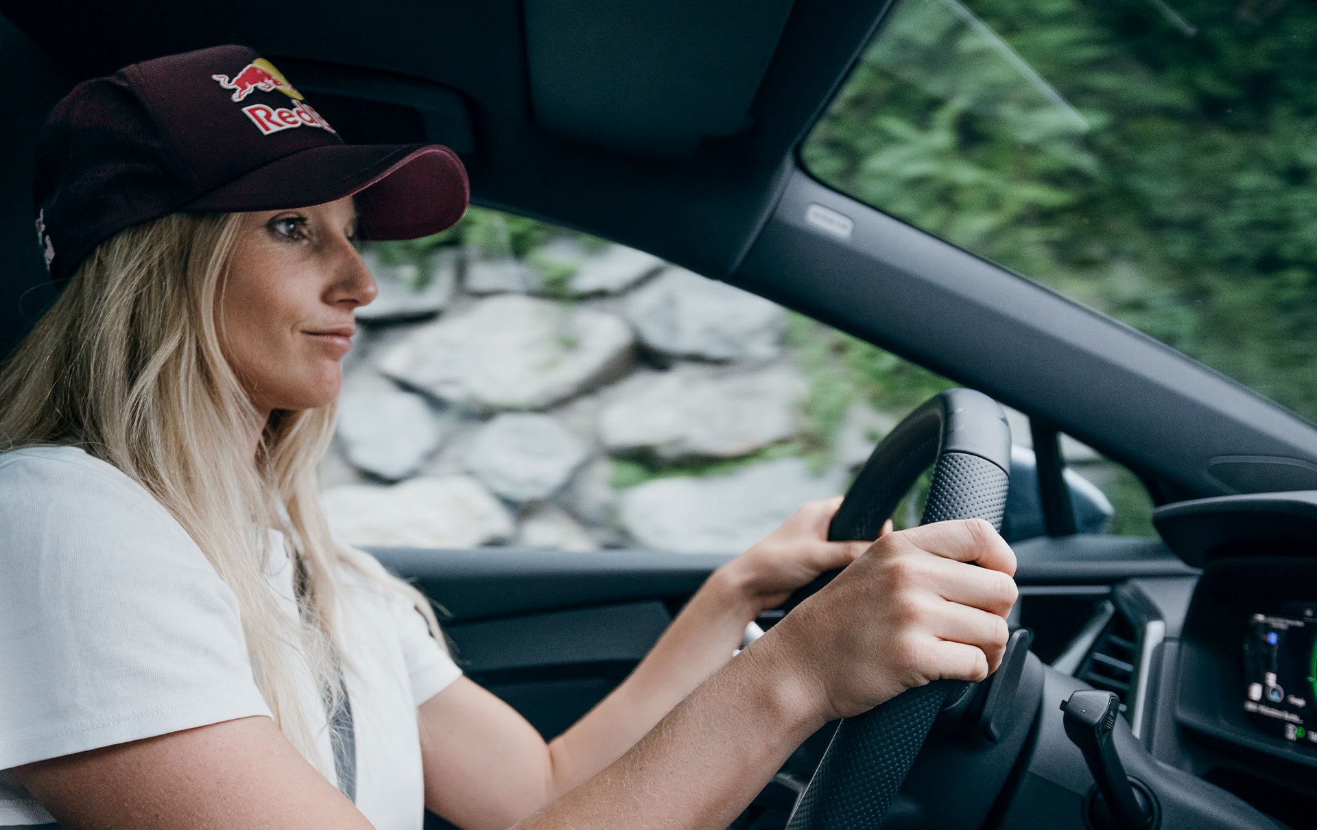 Anna Gasser au volant de son Audi Q4 e-tron.