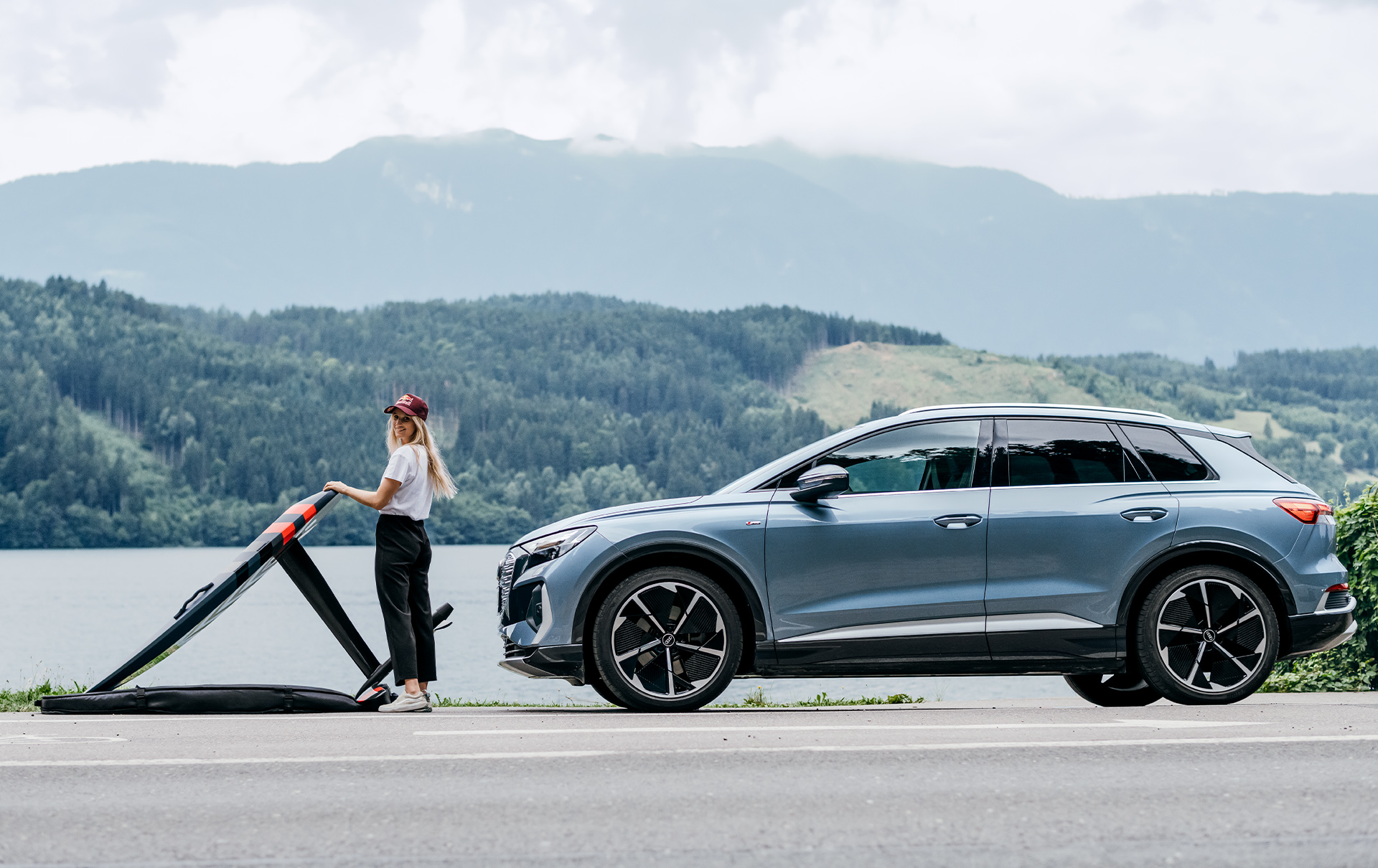 La combinaison parfaite : l'Audi Q4 e-tron est la voiture idéale pour la snowboardeuse professionnelle. Elle est à la fois sportive et élégante, compacte et spacieuse.