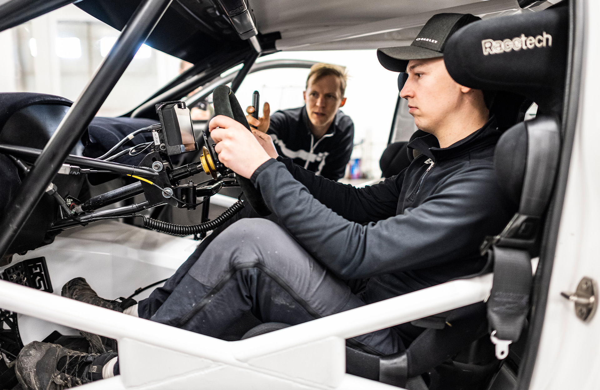 Van plek gewisseld: Emil Bergkvist achter het stuur van de Audi RS Q e-tron. Ook hij moet optimaal vertrouwd zijn met de auto. Bergkvist was tien jaar lang rallyrijder.