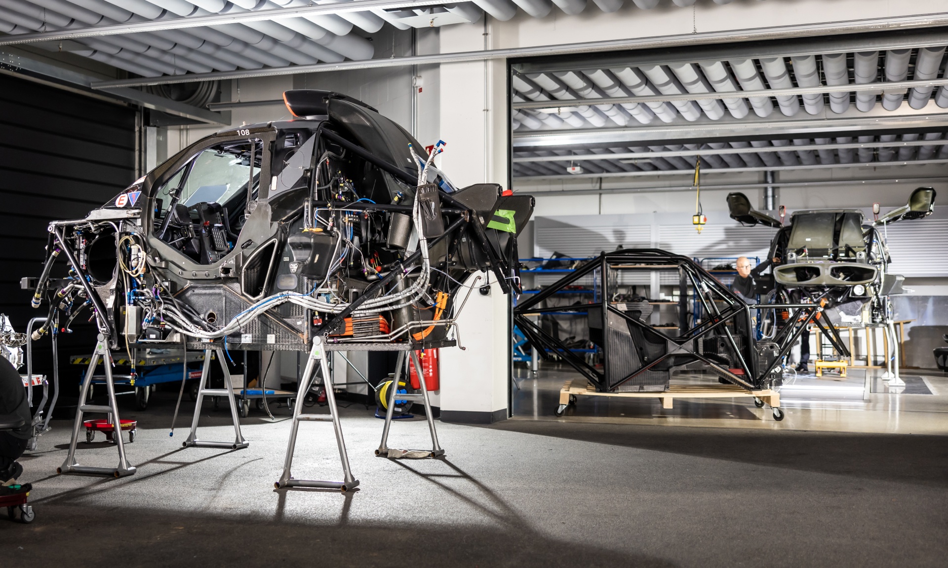 Des composants des véhicules Audi RS Q e-tron visibles dans un hall.