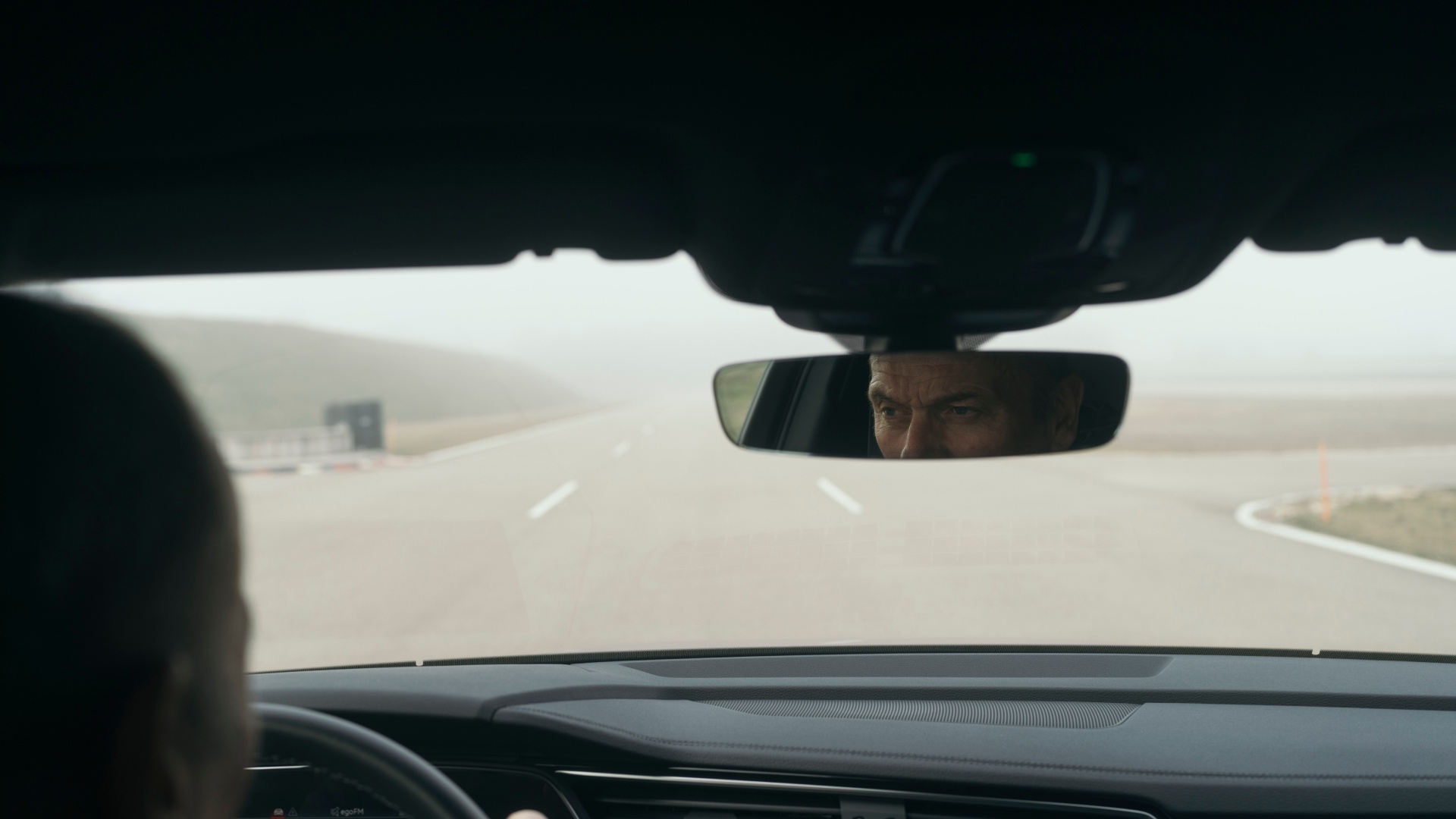 L'instructeur Audi Rolf Volland dans le poste de conduite de l'Audi SQ8 Sportback e-tron