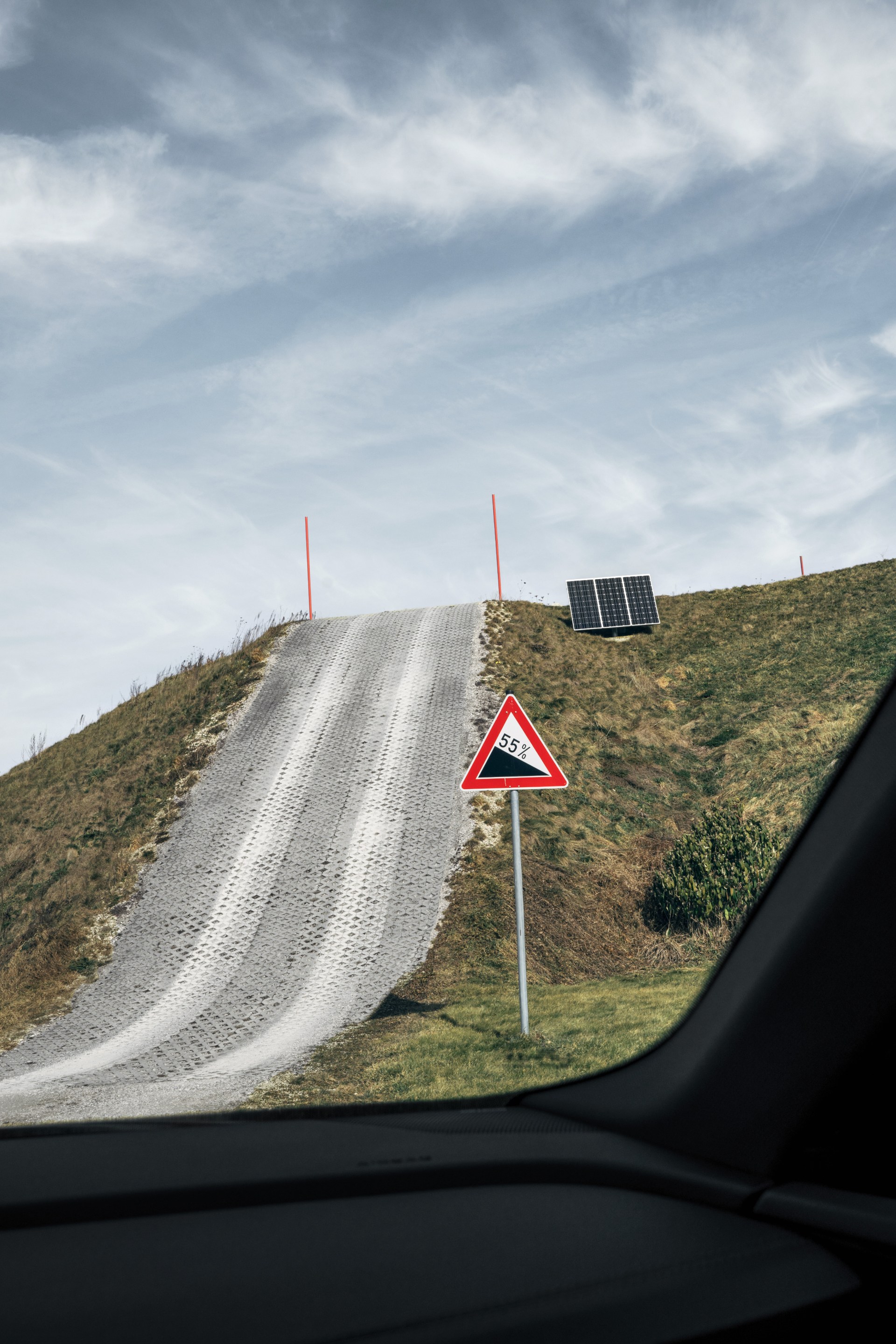 Vue avant depuis l'Audi SQ8 Sportback e-tron à l'approche d'une colline.