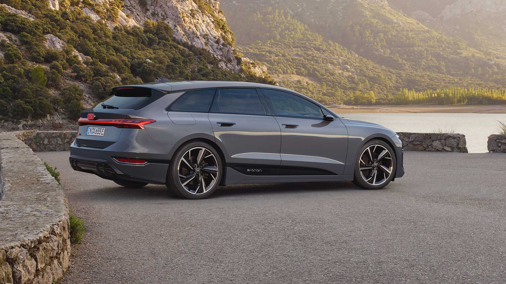 Zijaanzicht Audi A6  Avant e-tron